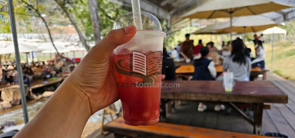 Thưởng thức bữa trưa tại Suối Bình Yên