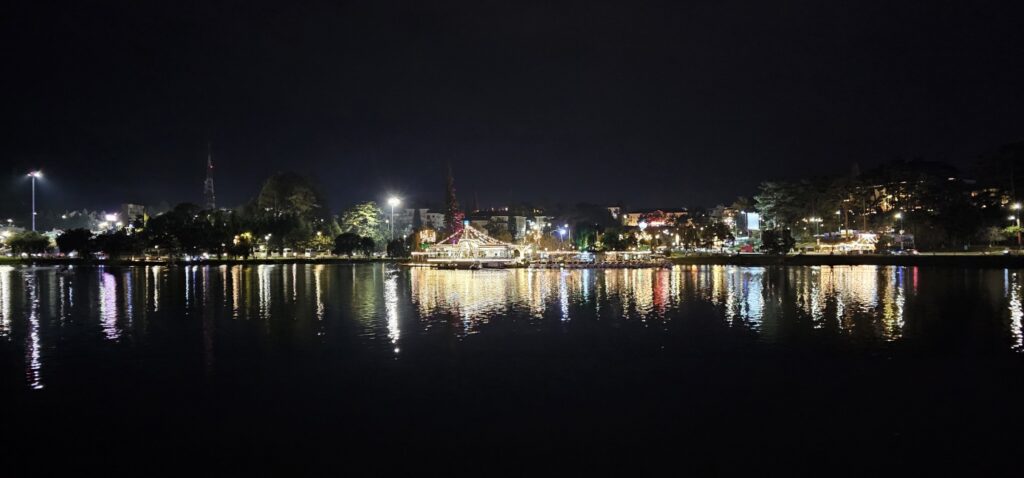 Hồ xuân Hương về đêm cũng rực rỡ ánh đèn