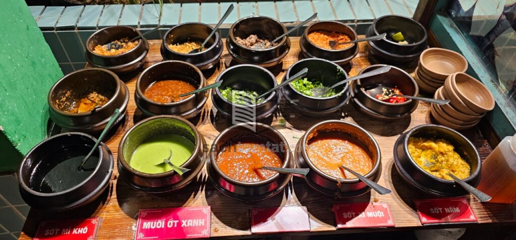 Bàn tự pha nước chấm lẩu