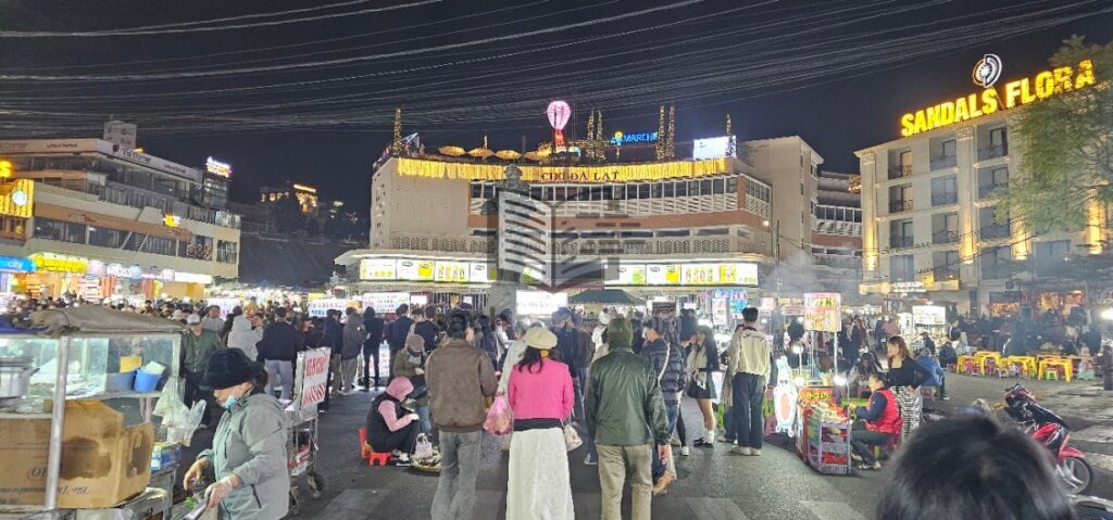 Chợ Đêm Đà Lạt luôn đông đúc người qua lại