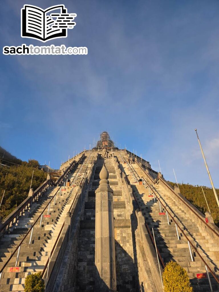 Đỉnh Fansipan với nhiều công trình tâm linh mang đậm dấu ấn của con người