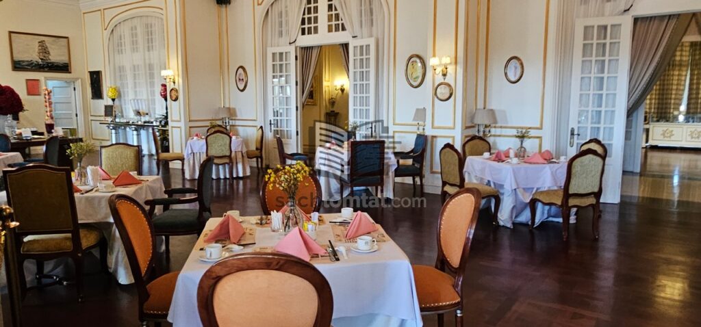 Không gian nhà hàng sạch sẽ và mang dấu ấn cổ kính