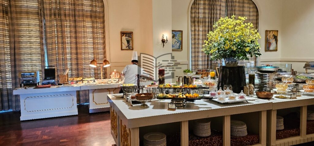 Dalat Palace phục vụ buffet sáng với đầy đủ món ăn