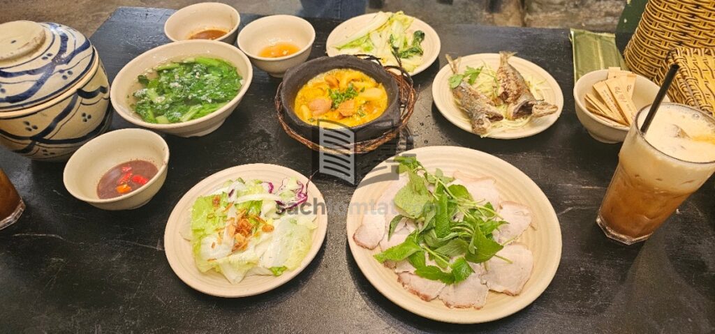 Mâm cơm theo suất của tiệm cơm