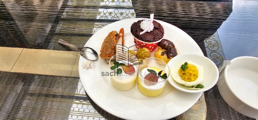 Trà chiều ở Dalat Palace cũng là dạng buffet thoải mái lựa chọn