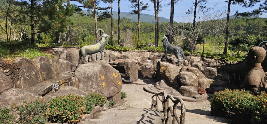 Một góc không gian Đường Hầm Điêu Khắc