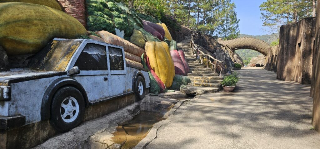 Ở đây có rất nhiều mô hình ô tô, xe máy, máy bay để chụp ảnh