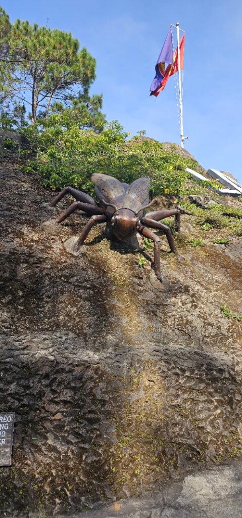 Có cả tượng nhưng con bọ rất lớn