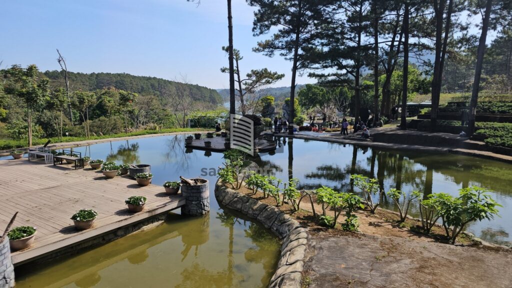 Một góc khác của khu Đường Hầm Điêu Khắc