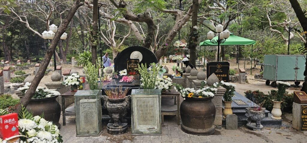 Mộ Anh Hùng Võ Thị Sáu - tại Côn Đảo