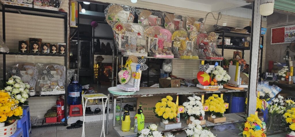Cửa hàng đồ lễ Tâm An ở nội khu N8 mình hay nhờ sắp lễ