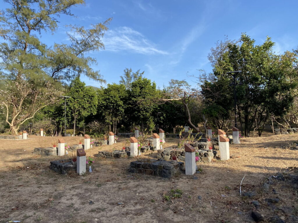 Những ngôi mộ Liệt sĩ trong Nghĩa trang Hàng Dương