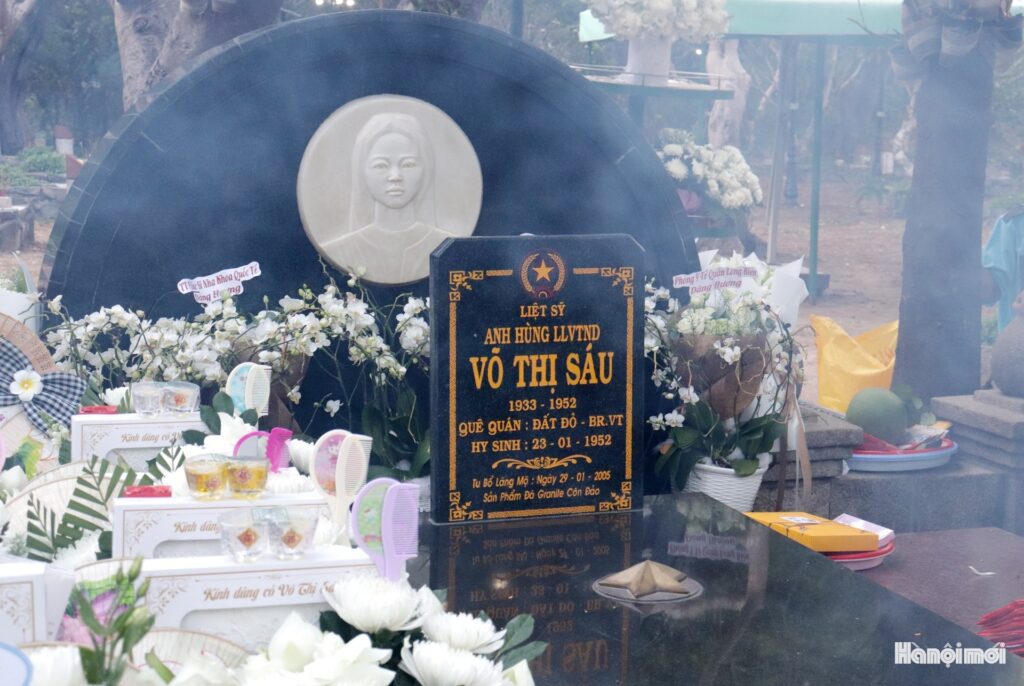 Hàng ngày rất nhiều người từ mọi nơi về dâng hương tưởng niệm Anh Hùng Võ Thị Sáu