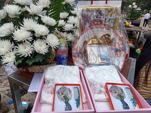 Bộ đồ lễ Cô Sáu thường sẽ có áo dài, gương, lược, giày...