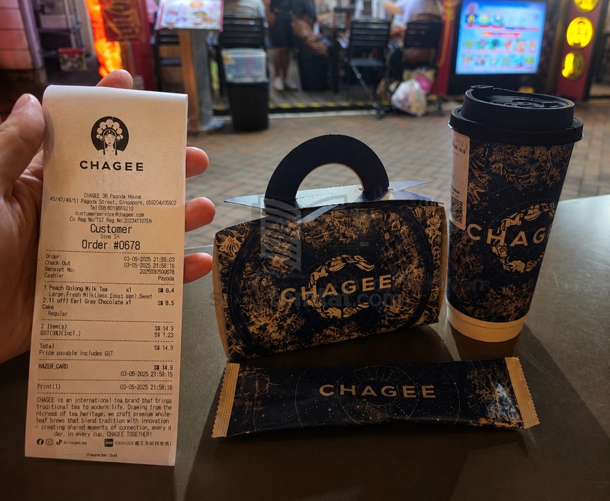Trà sữa Chagee ~15 SGD cho 1 cốc trà + 1 bánh ngọt