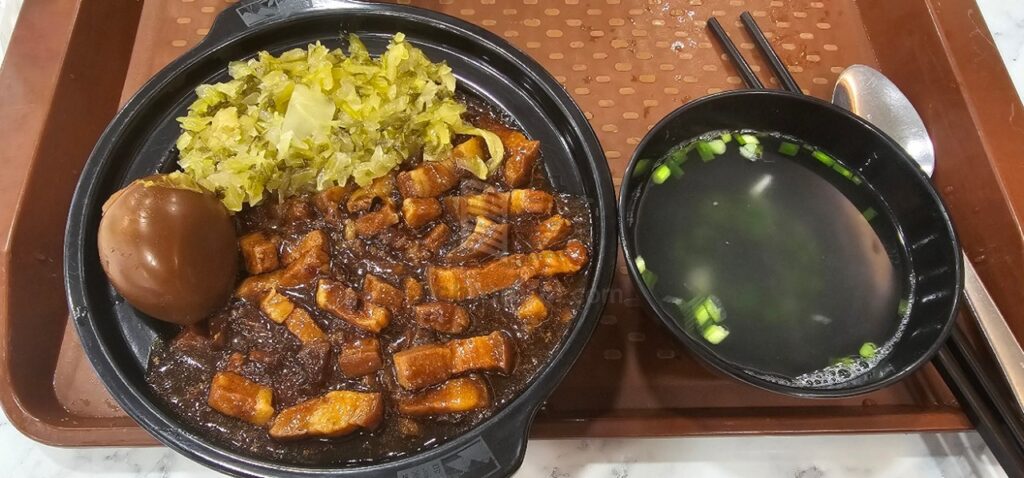 1 bát cơm ở Food Court khoảng 8 - 10 SGD