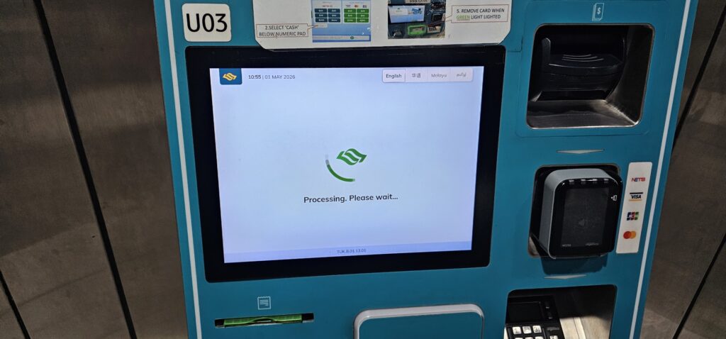 Mình phải dùng tiền mặt để nạp vào Ezlink 