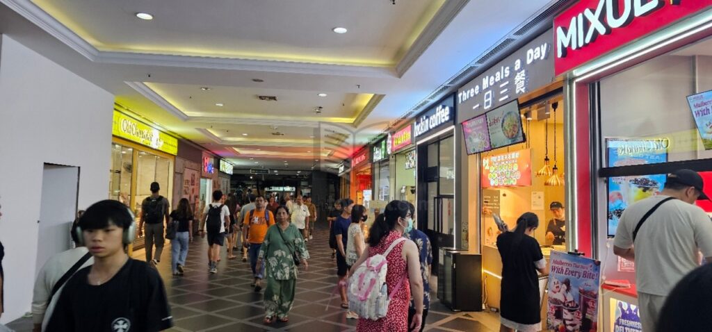 Rất nhiều khu ăn uống xung quanh V Hotel Lavender