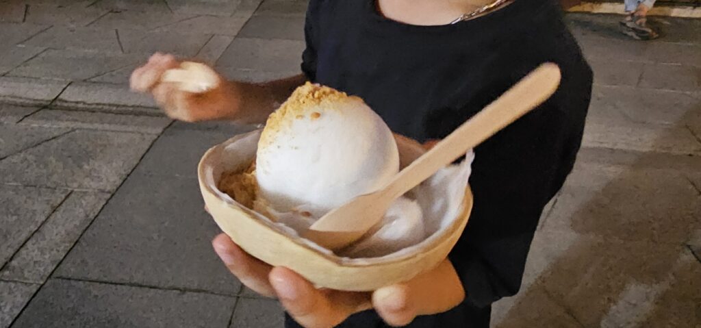 Nếu bạn đã từng thử Kem dừa đất Côn Đảo rồi, thì kem dừa Singapore chỉ là cái tên thôi