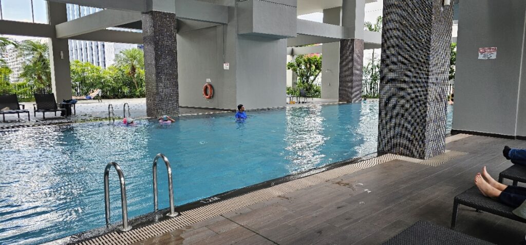 Bể bơi tại khách sạn V Hotel Lavender