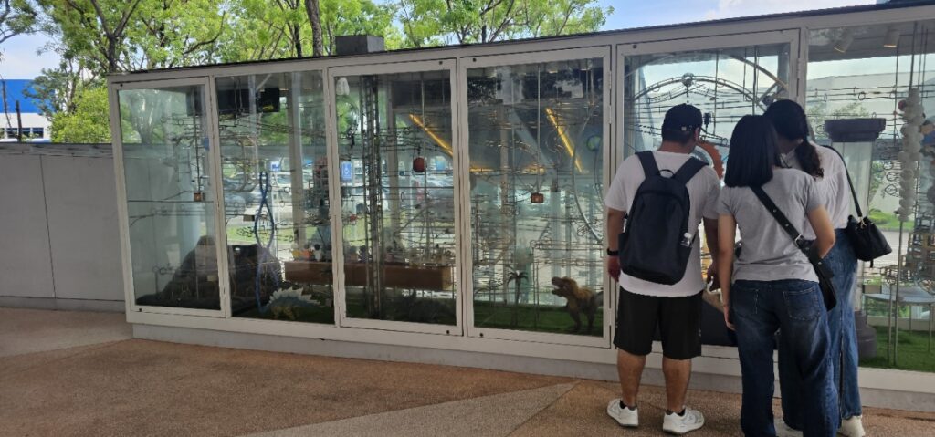 Mô hình vật lý thả bóng tại Science Center