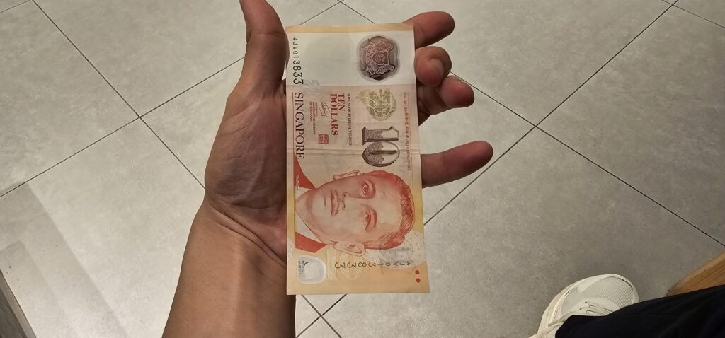 Bạn nên đổi tiền mặt khi đến Singapore