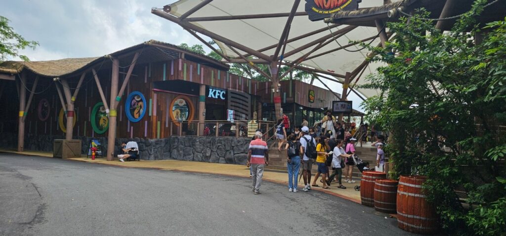 Kể cả ăn KFC bạn cũng sẽ phải xếp hàng...