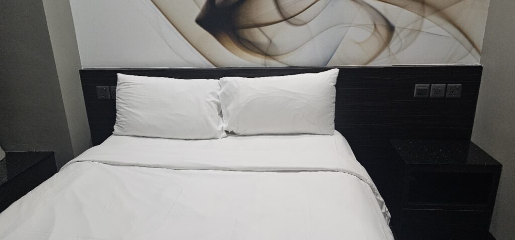Phòng ở V Hotel Lavender khá chật chội nếu đi 3 người
